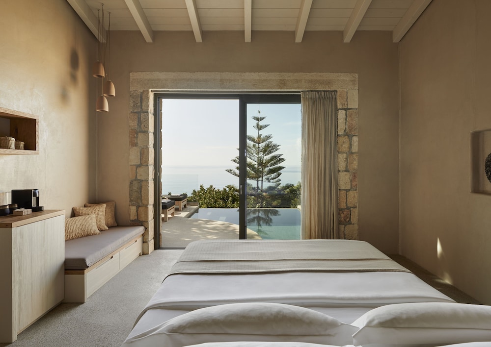 Grand, Retreat, Superior, Queen Bed, with Pool