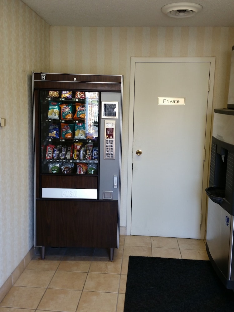 Super 8 by Wyndham Brockville 24/42