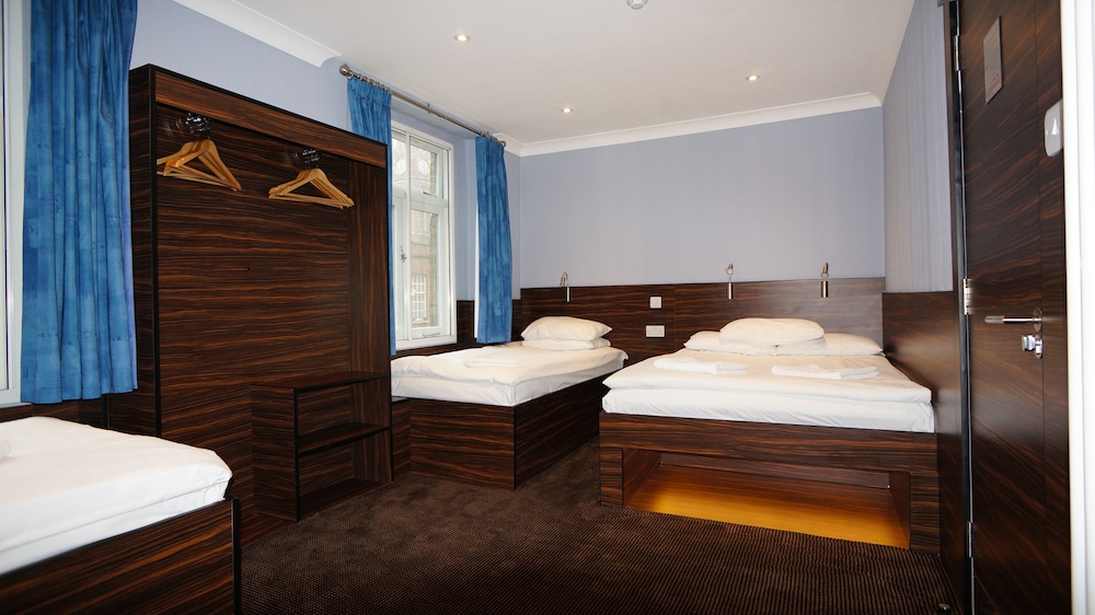 ROOM, QUADRUPLE