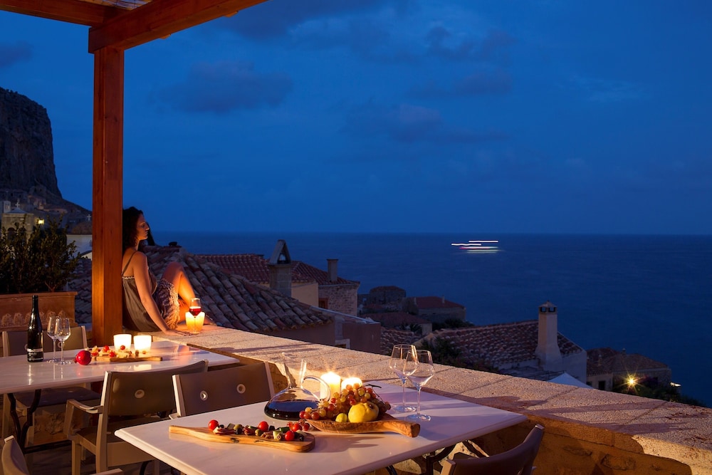 Moni Emvasis Luxury Suites 55/70