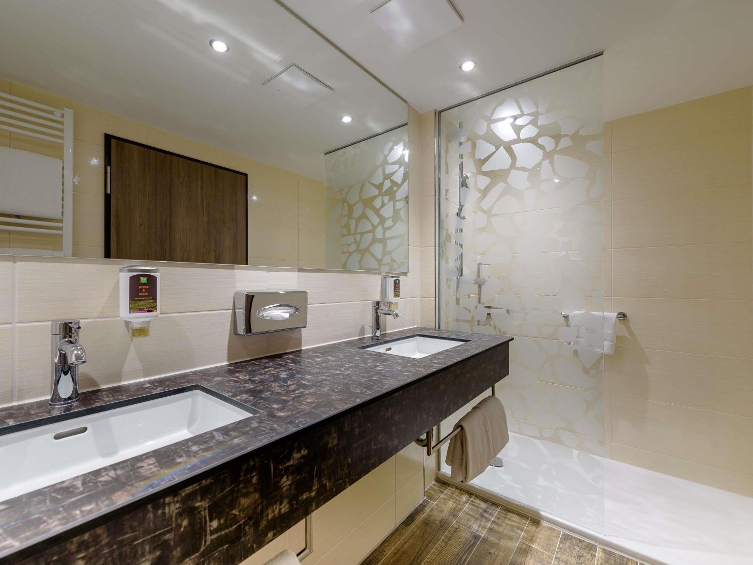 غرفة عائلية بسرير مزدوج وسريرين منفصلين وسرير بطابقين، ibis Styles Leipzig 8/10