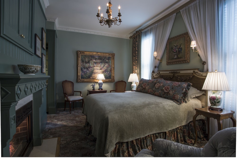 Rose, Queen Bed