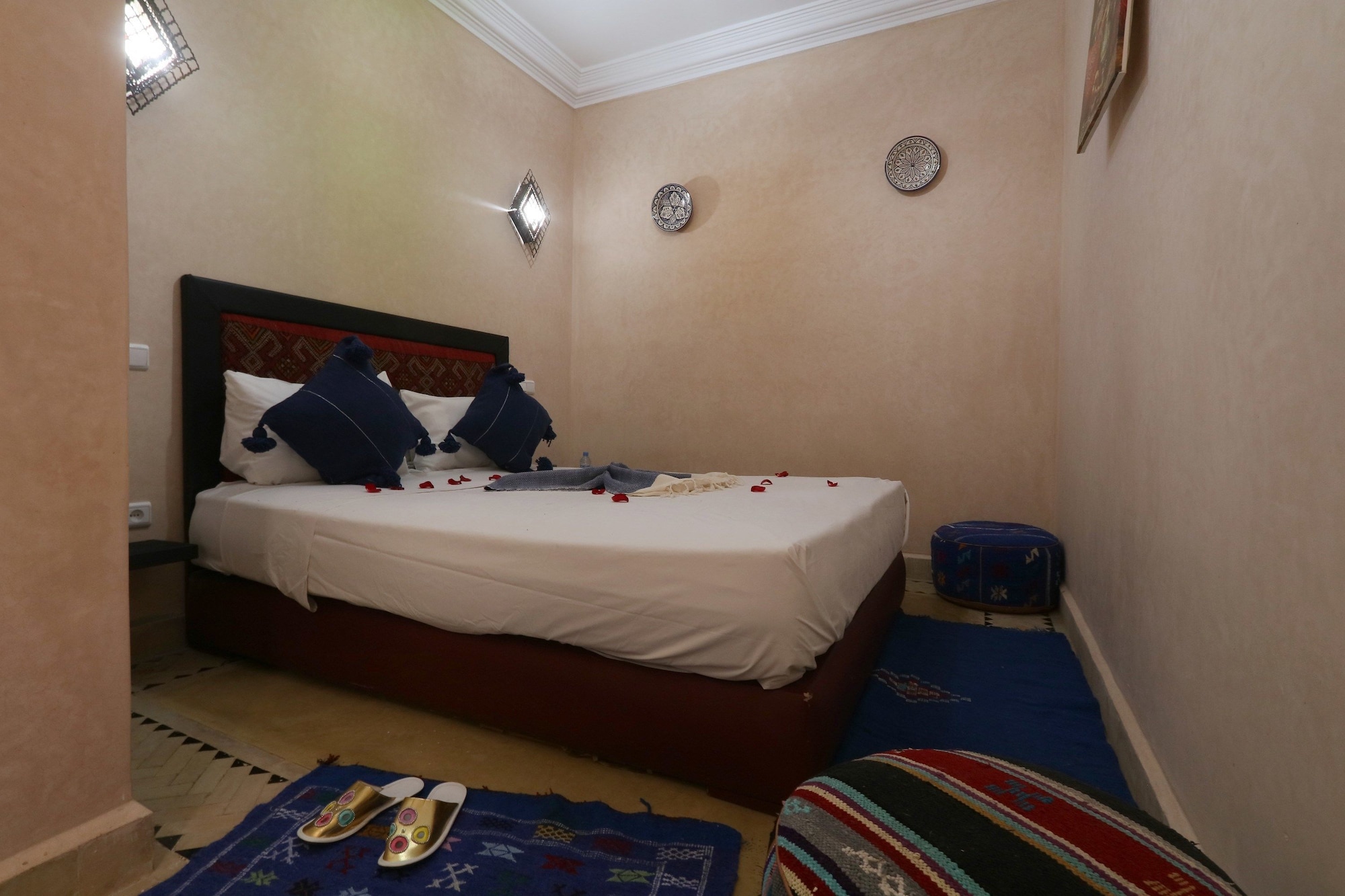 SUPERIOR, QUEEN BED