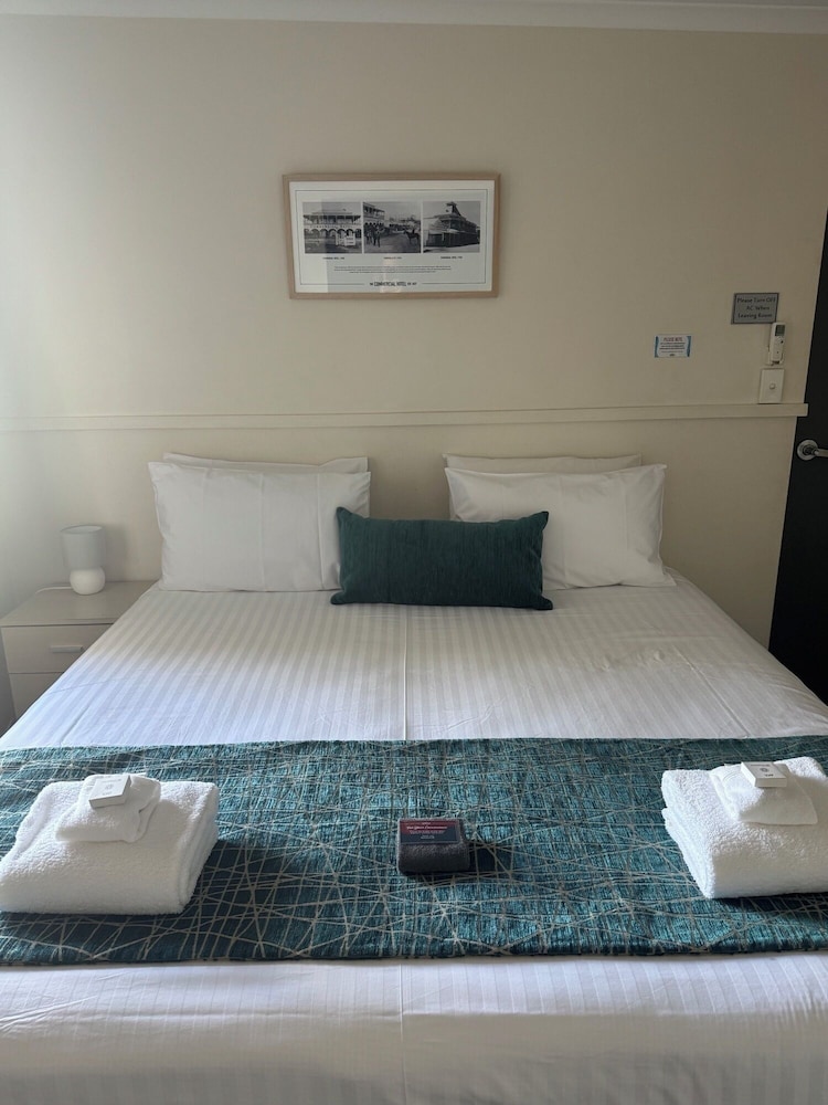 Motel, Deluxe, Twin Beds, 1 King and 1 Single Beds