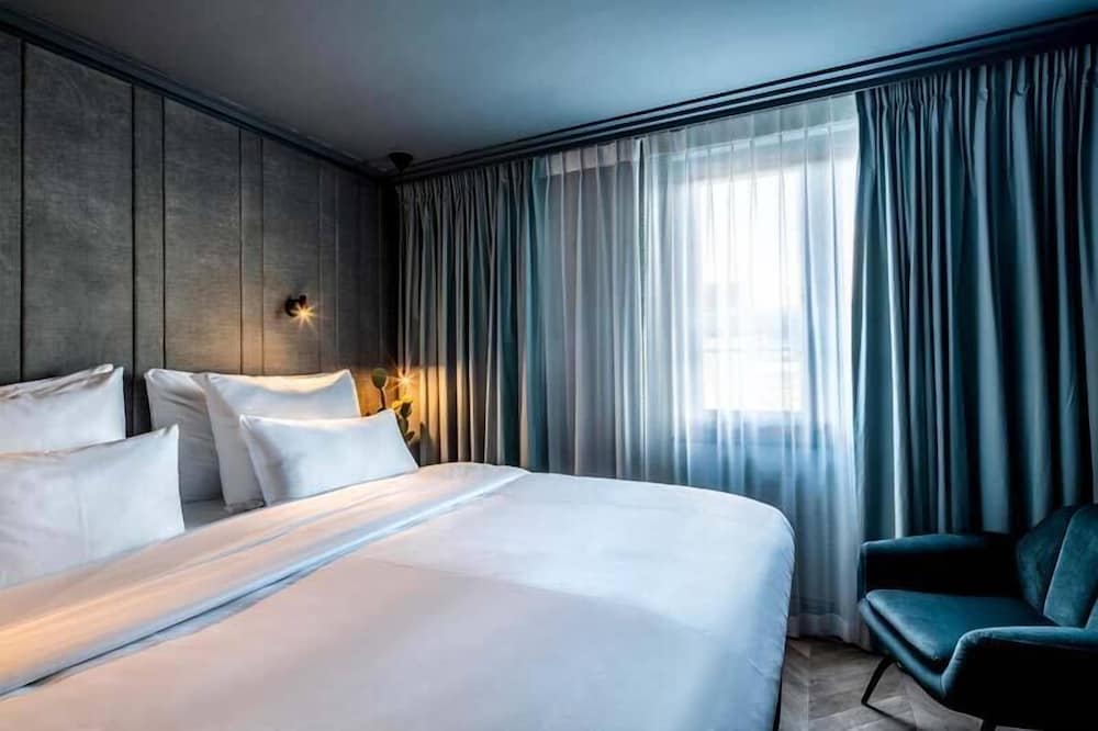 ROOM, KING BED