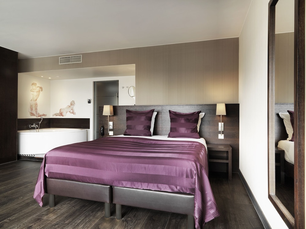 Hotel Harmony 11/75