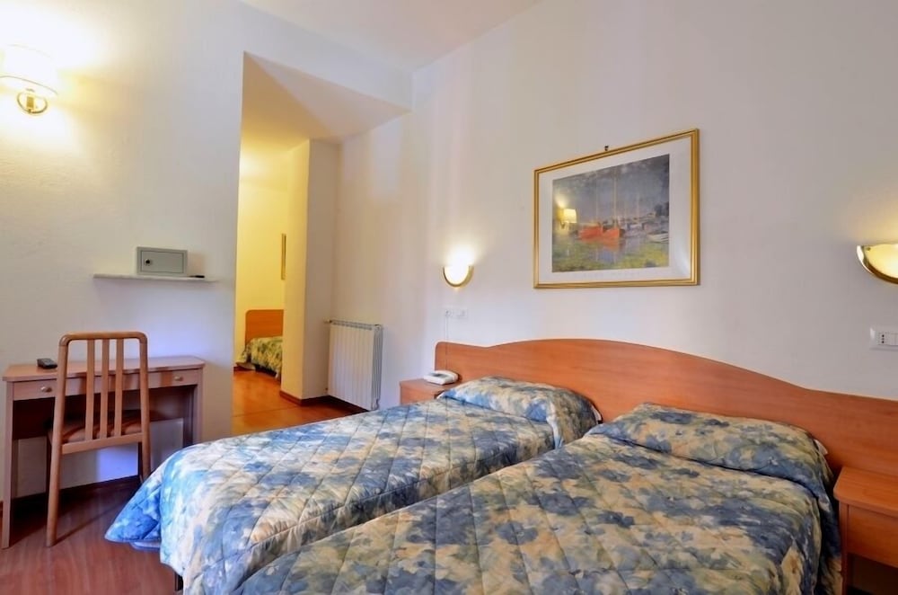 ROOM, QUADRUPLE