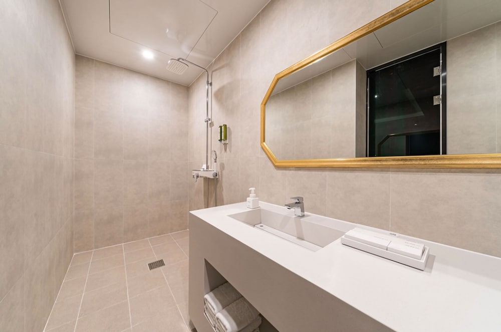 Ava Hotel Songjeong 28/37