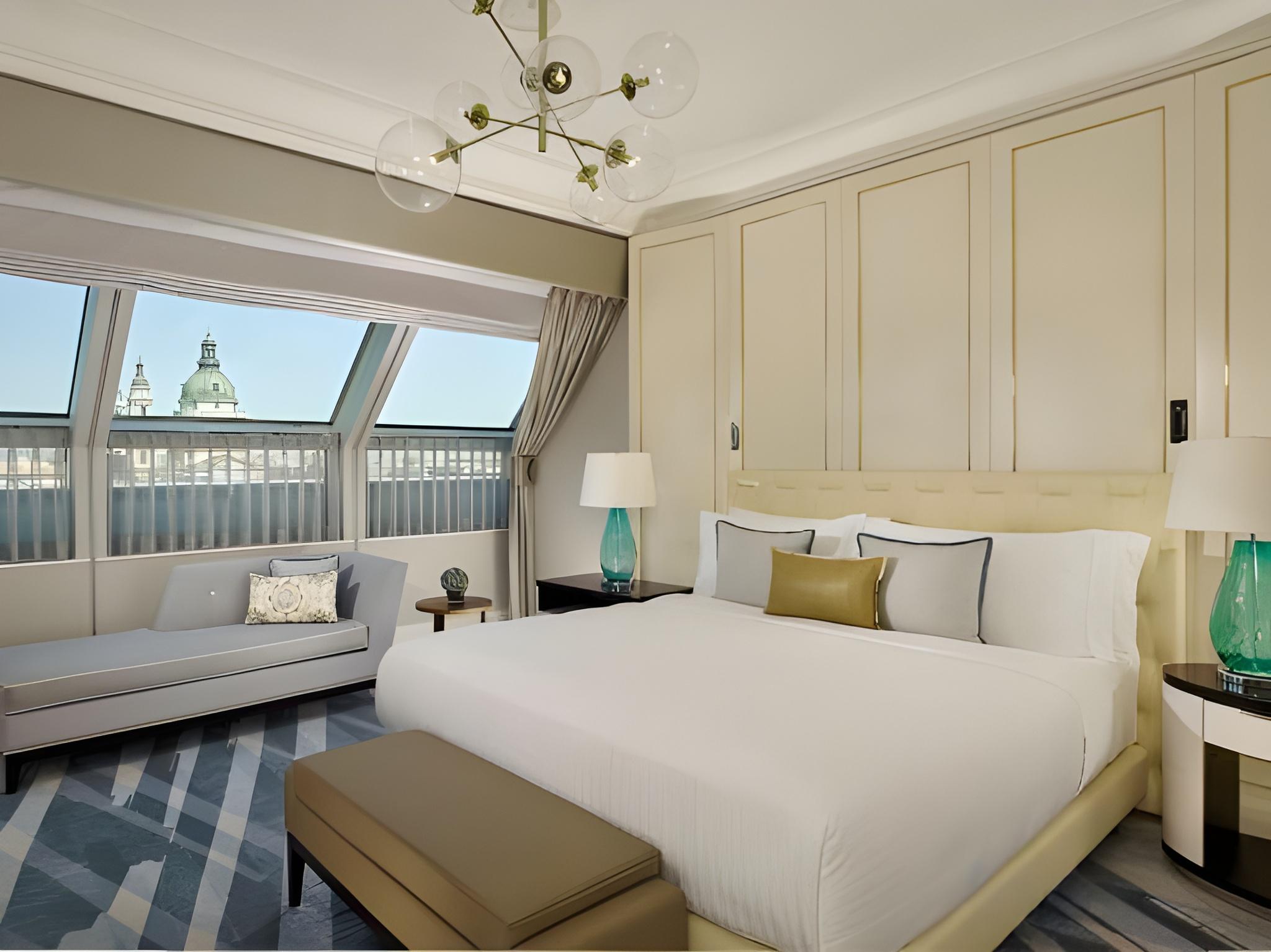 Skyline, Suite, King Bed, Sofa, Club Lounge Access