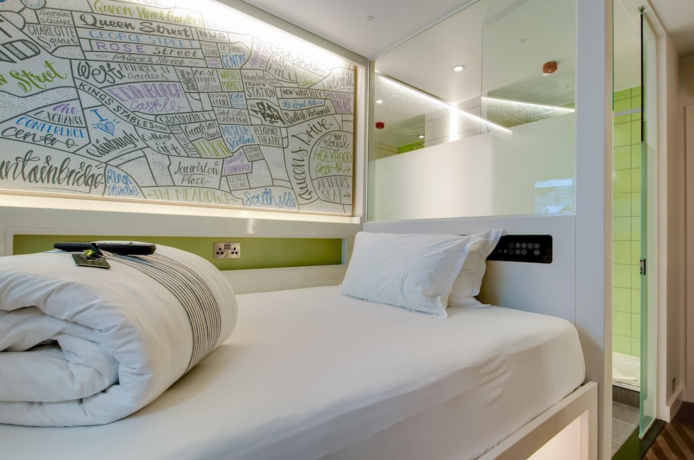 Room at Hub by Premier Inn Edinburgh City Centre (Rose Street), EDINBURGH