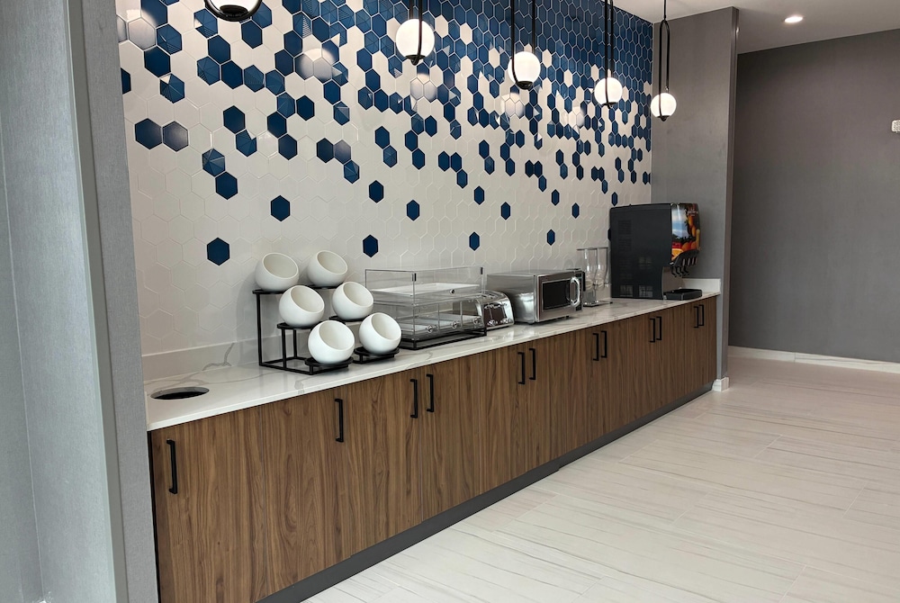 La Quinta Inn & Suites by Wyndham Athens 7/49