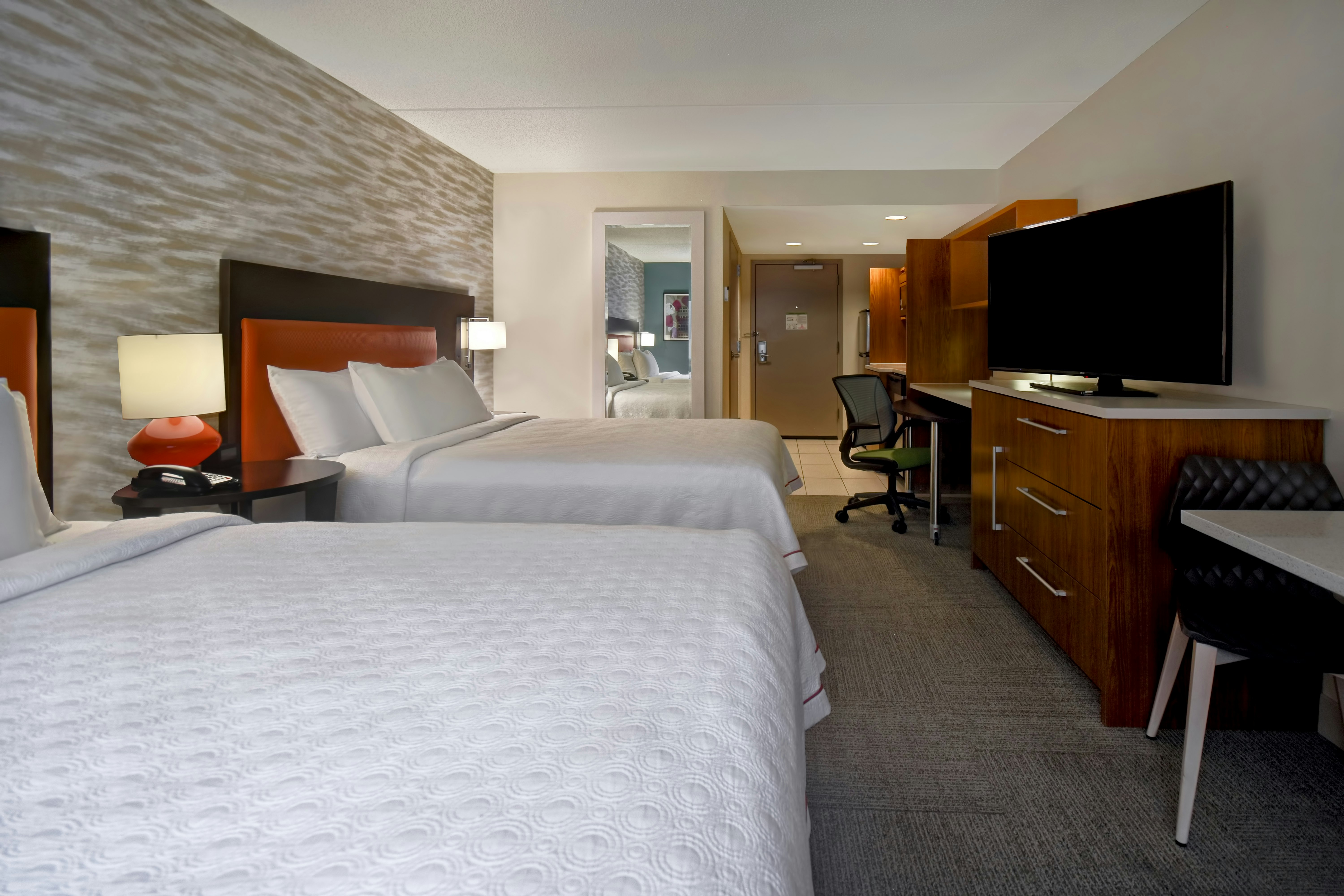studio, 2 queen beds