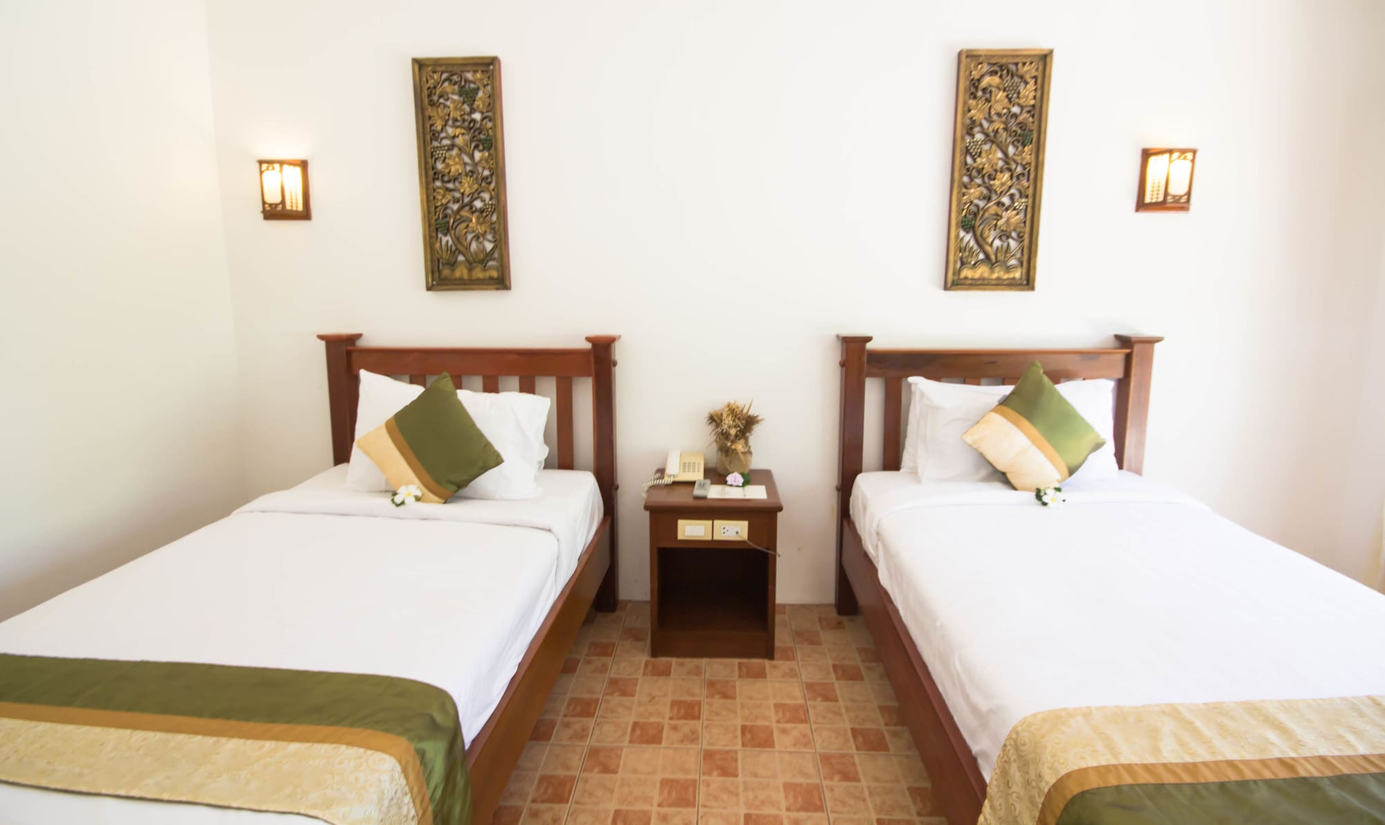 DELUXE, TWIN BEDS