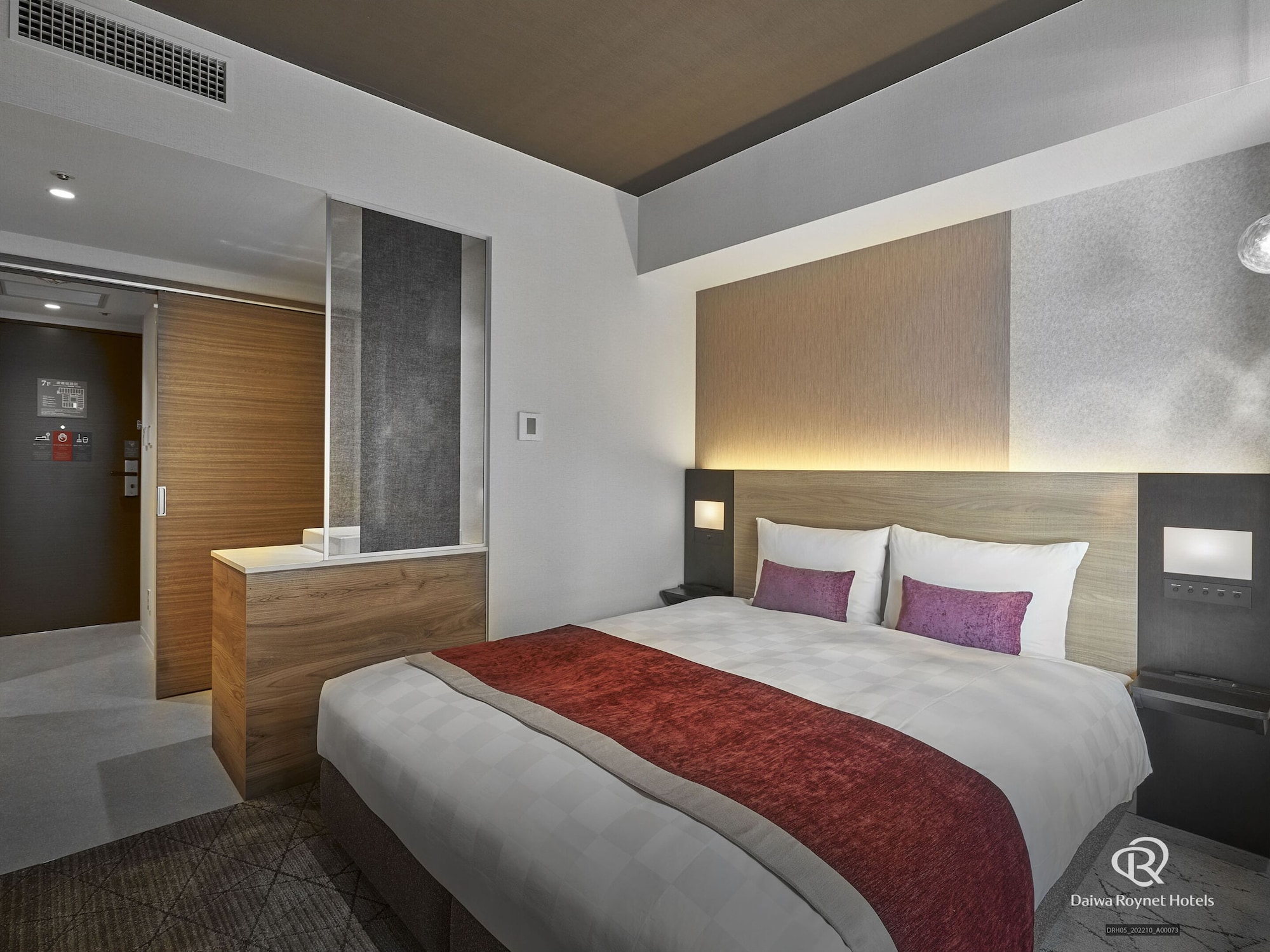 SUPERIOR, QUEEN BED, SMOKING
