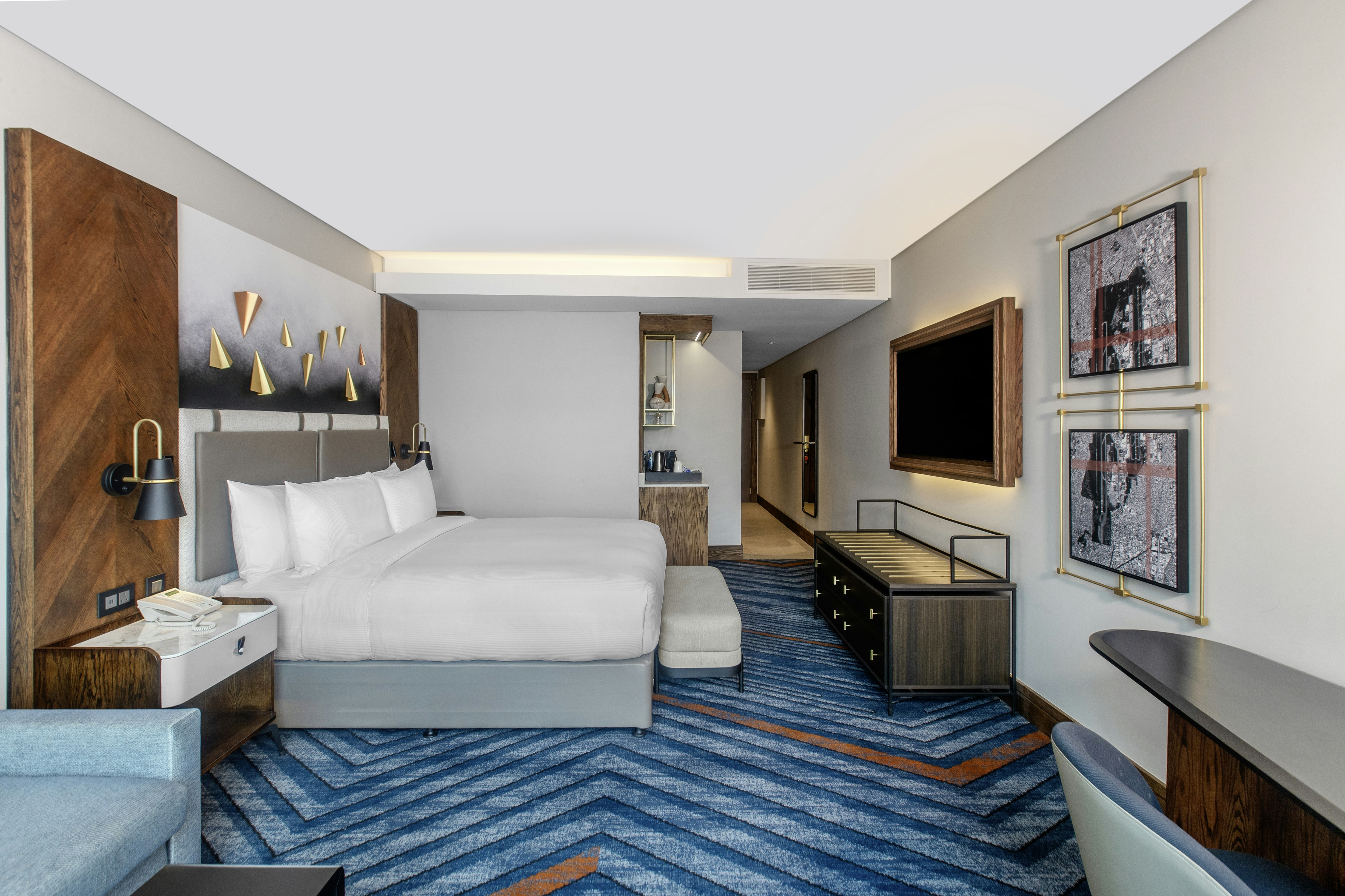 غرفة ديلوكس بسرير كينج مع أريكة، Legend Hotel Lagos Airport Curio Collection By Hilton 3/7