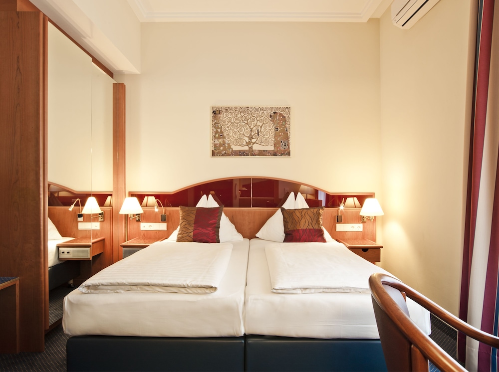 CLASSIC, DOUBLE BED, COURTYARD VIEW
