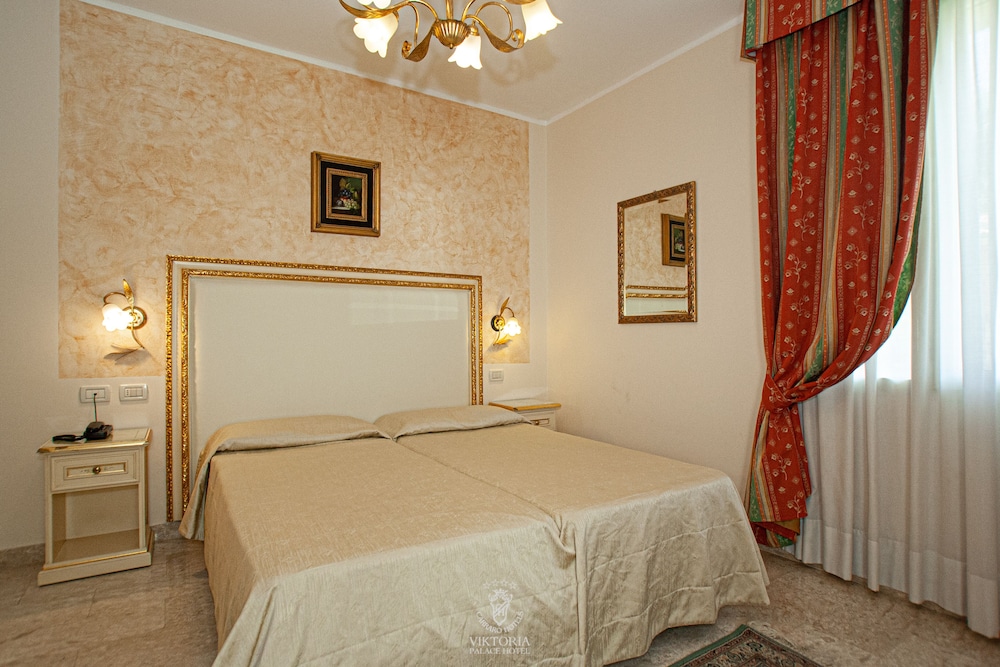 BASIC, DOUBLE OR TWIN BED, GROUND FLOOR