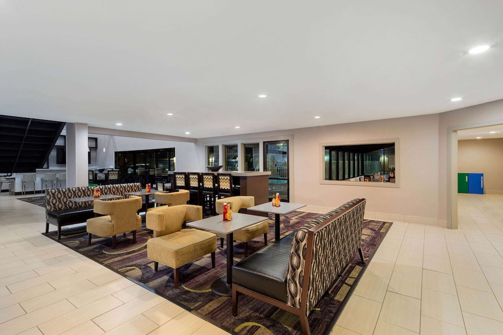 La Quinta Inn & Suites by Wyndham Oakland - Hayward 20/34