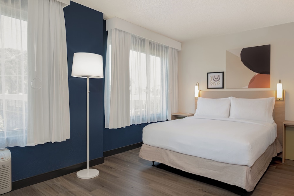 ROOM, QUEEN BED, ACCESSIBLE