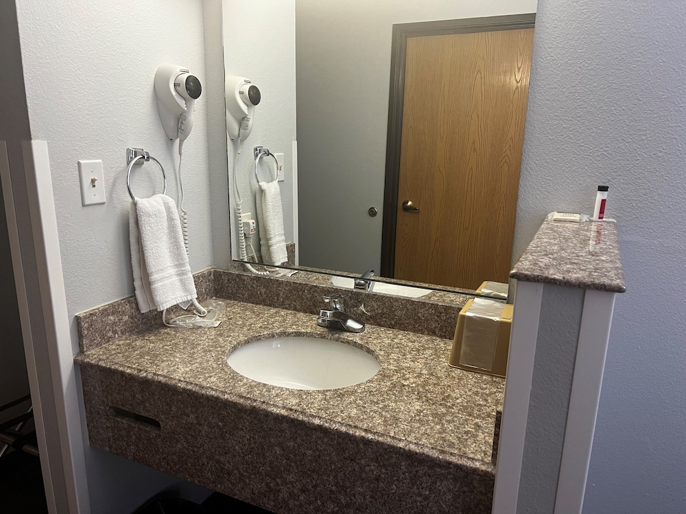 Super 8 by Wyndham Cleveland TX 29/29