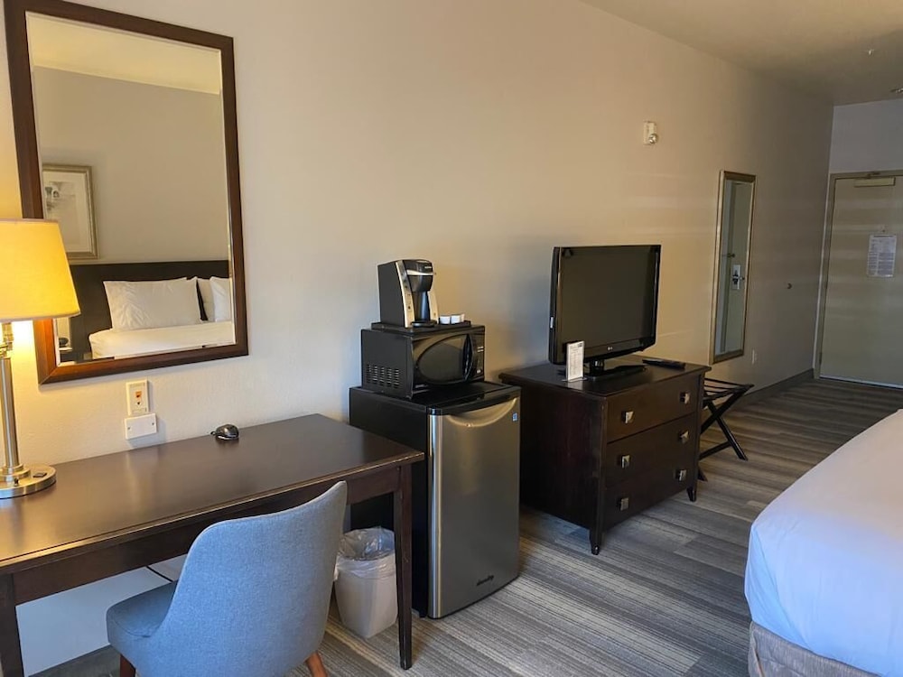 Hotel Marguerite Anaheim/Garden Grove, Trademark Collection 40/50