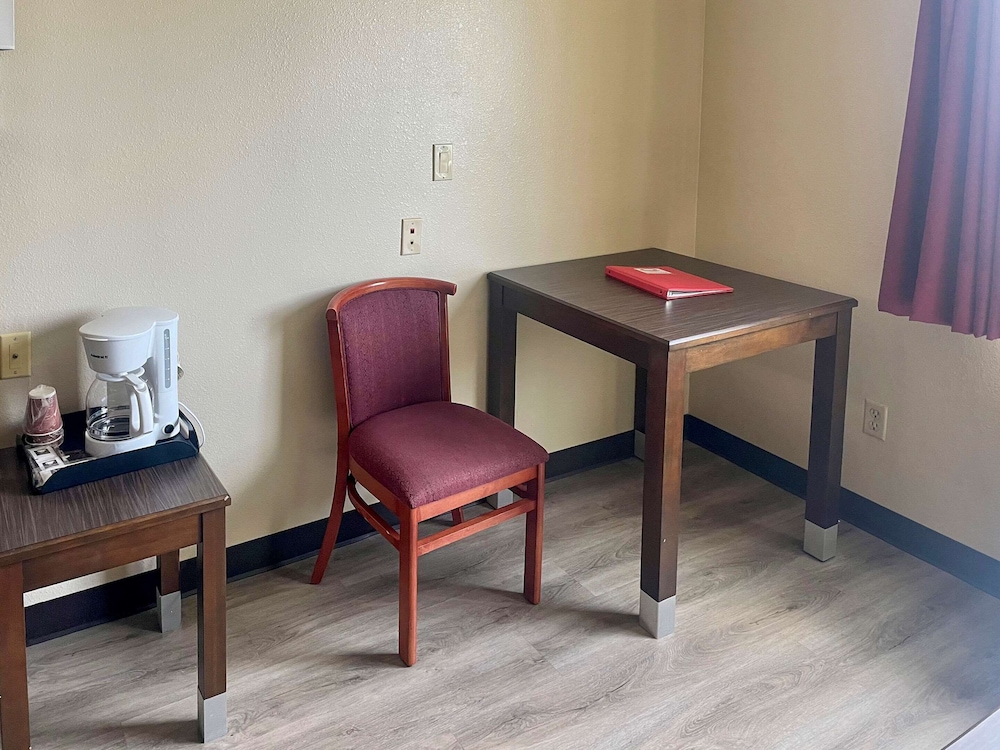 Econo Lodge Inn & Suites Corning Travel Center 17/21