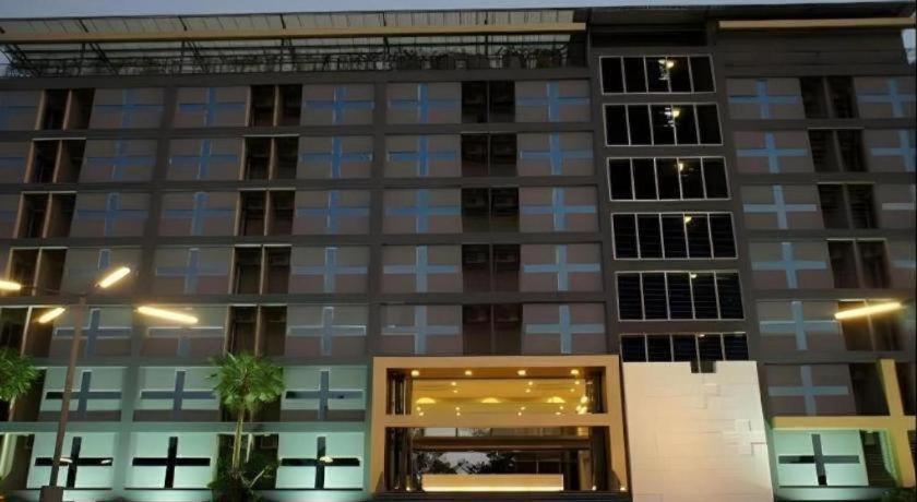 A Hotel 2/58