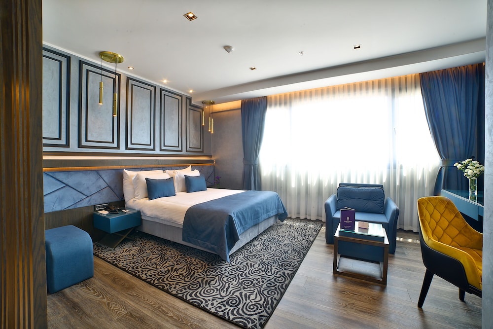 DELUXE, QUEEN BED