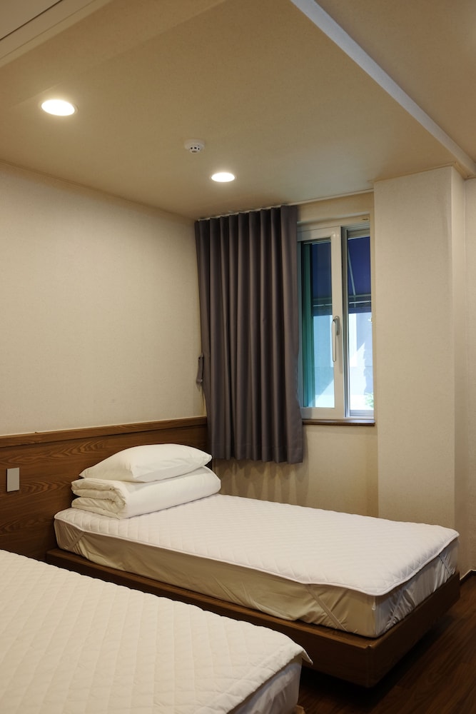 ROOM, TWIN BEDS