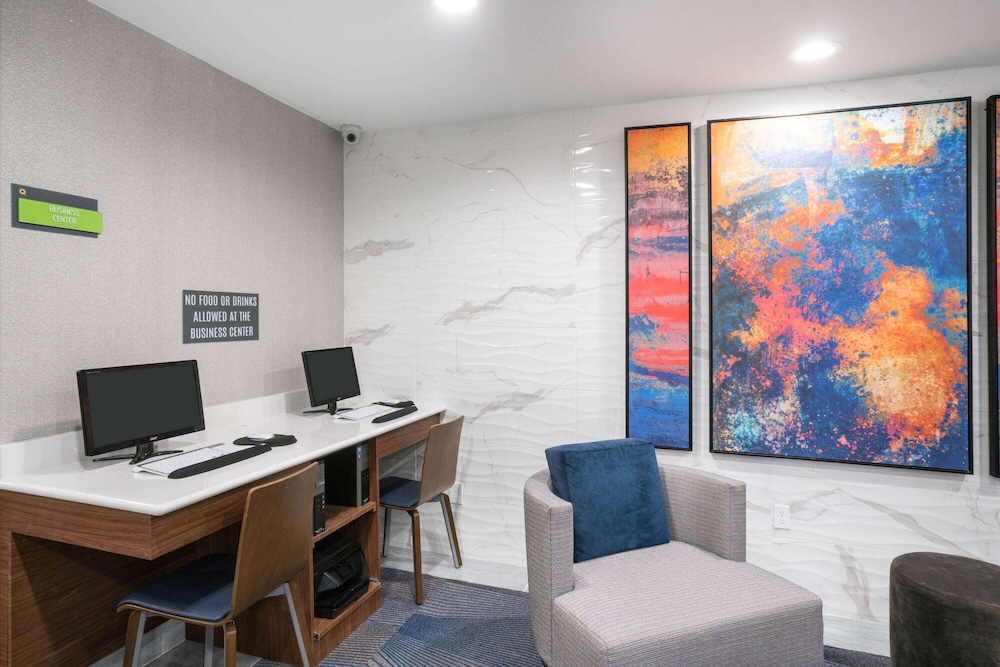 La Quinta Inn and Suites by Wyndham Montgomery 38/50