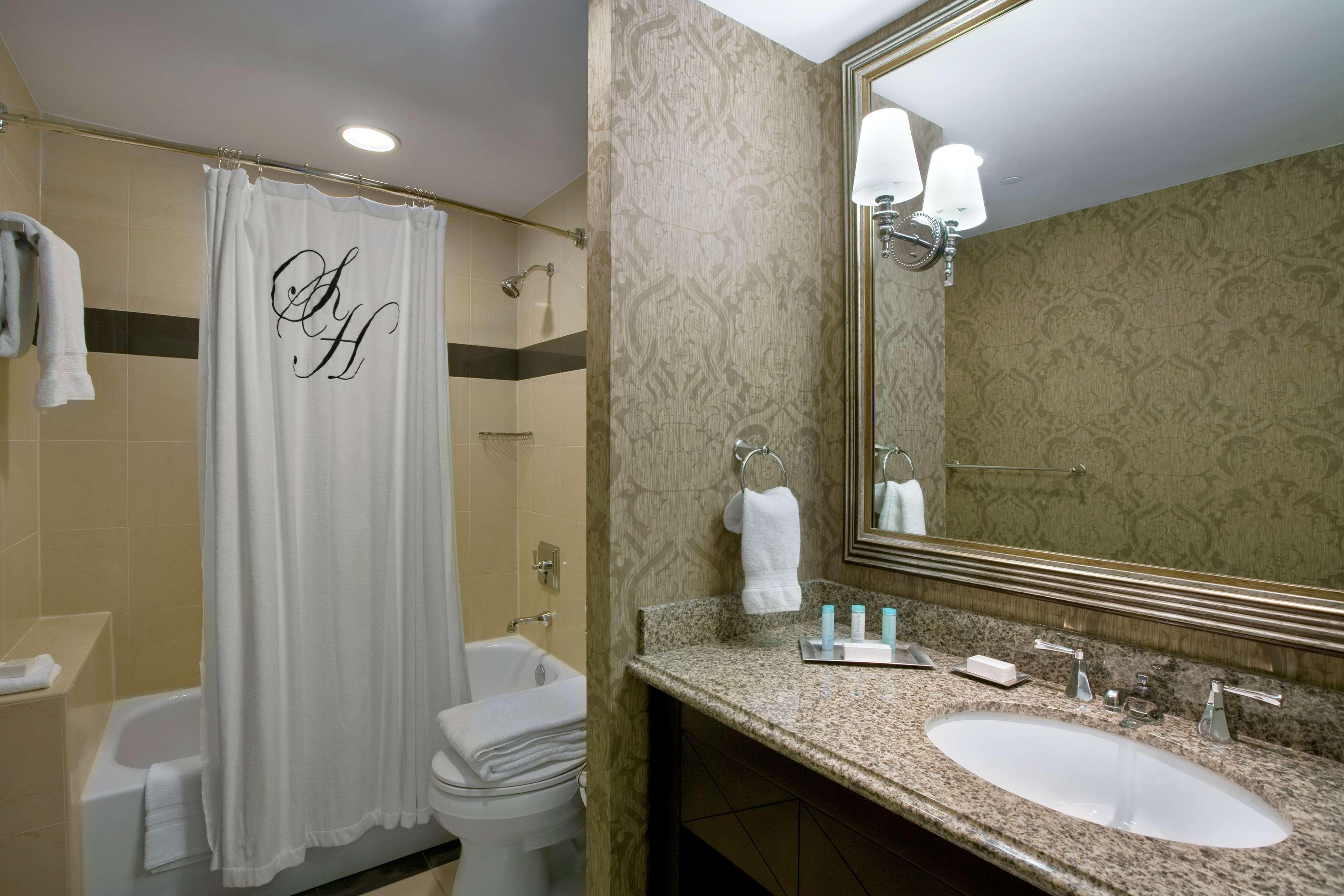 DELUXE, KING BED, HIGH FLOOR