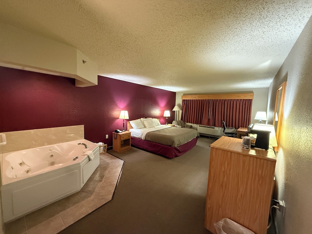 Suite, King Bed, Rodeway Inn Hesston, KS 5/10