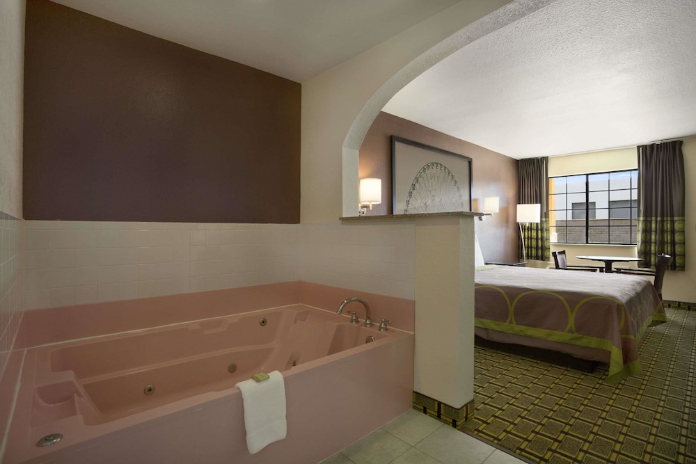 Super 8 by Wyndham Grand Prairie Southwest 13/24