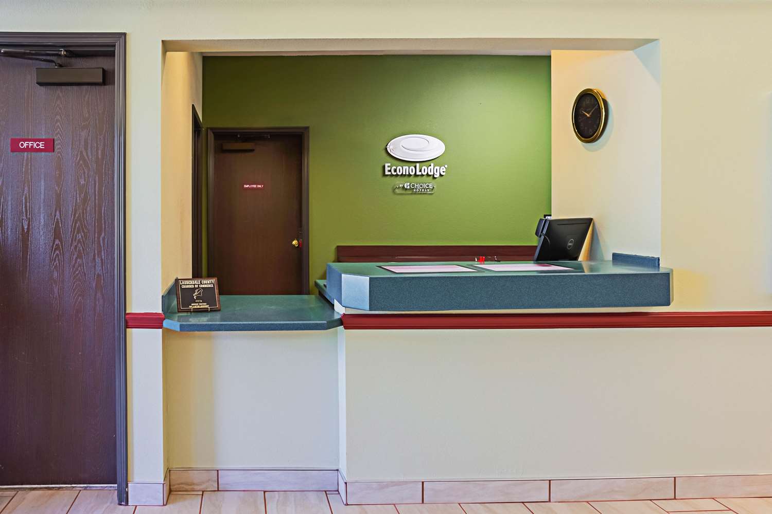 Econo Lodge Inn and Suites Ripley 2/14