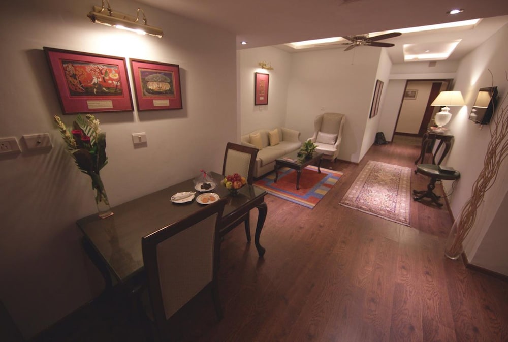 Clarks Hotel 35/50