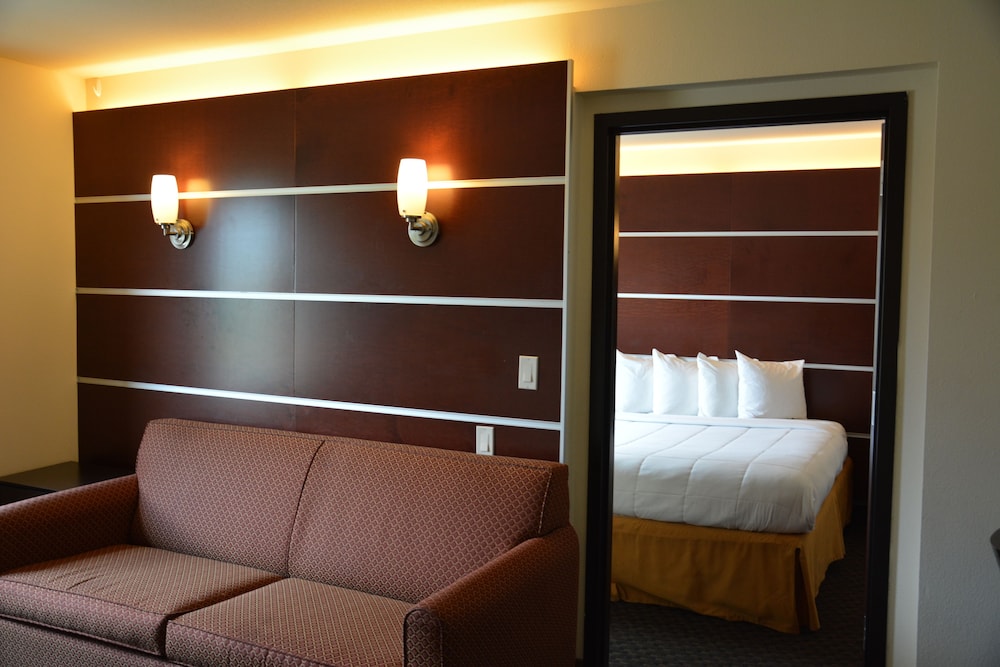Days Inn Suites By Wyndham Milwaukee 24/40