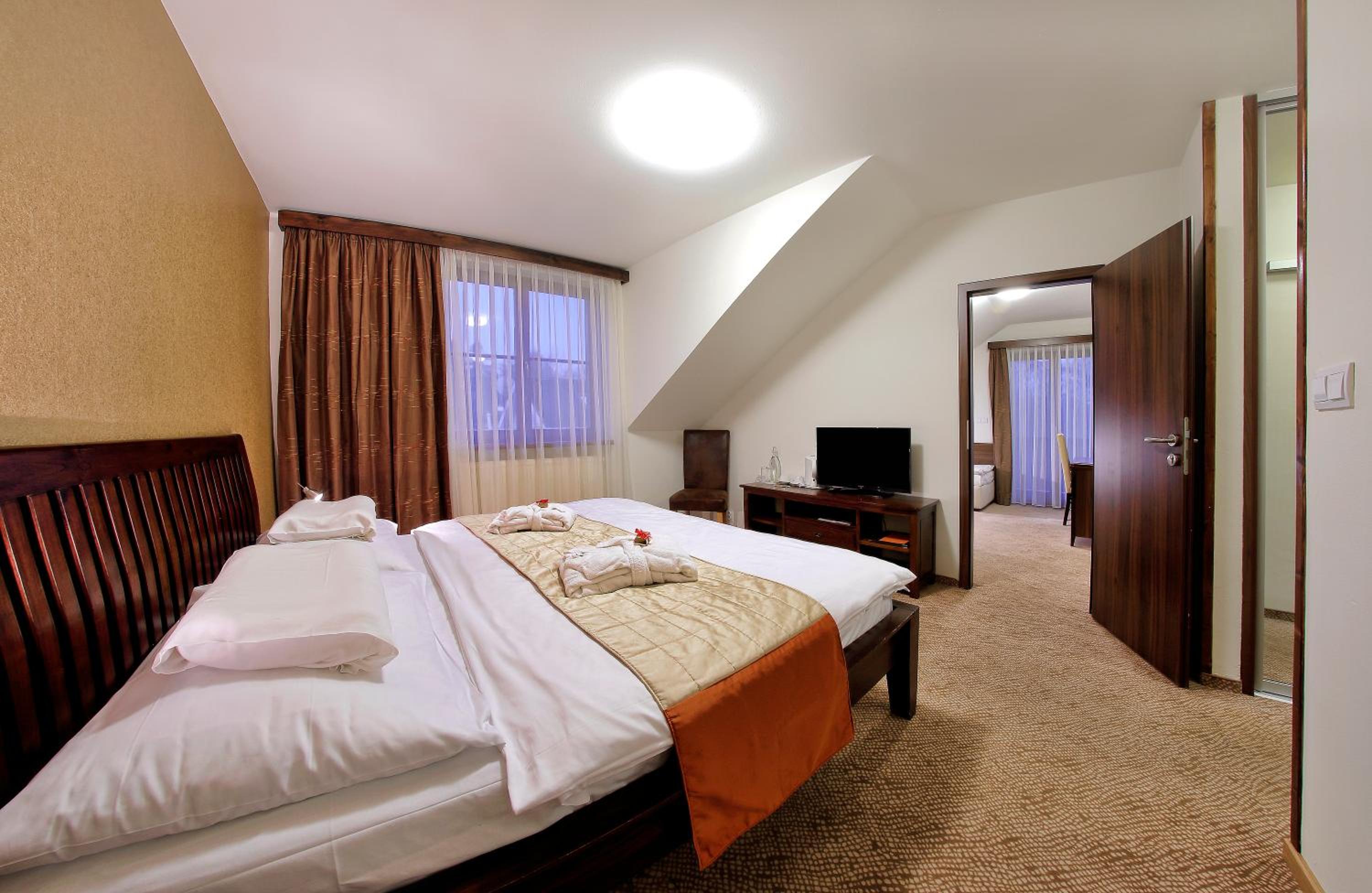 1 Bedroom, Suite, Balcony 7/10