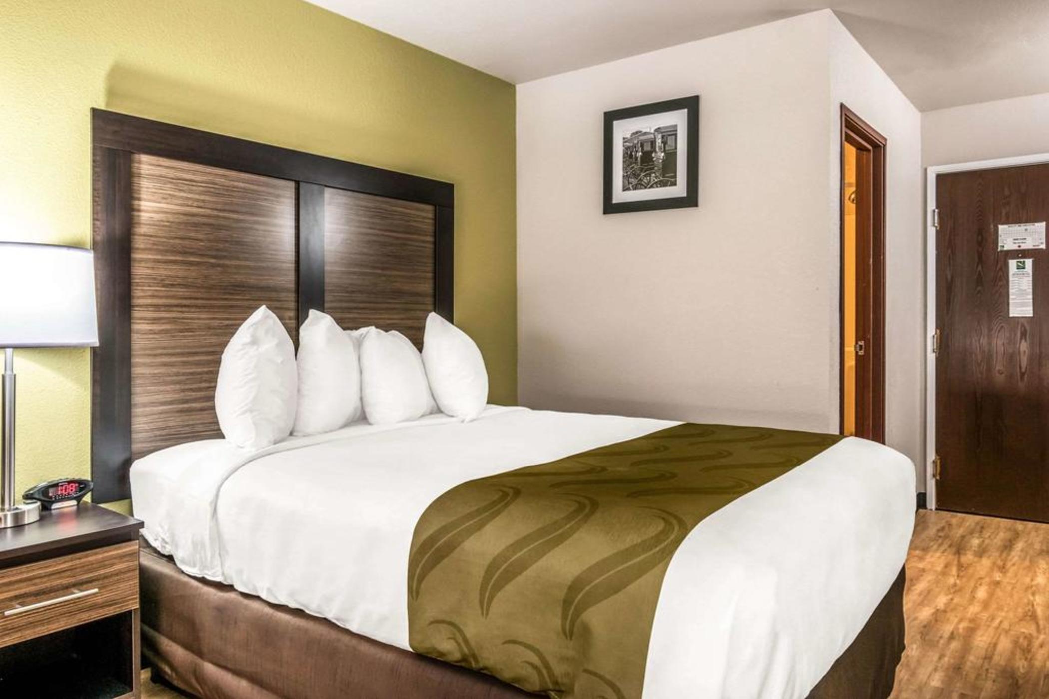 1 King Bed - Non-Smoking, Micfridge