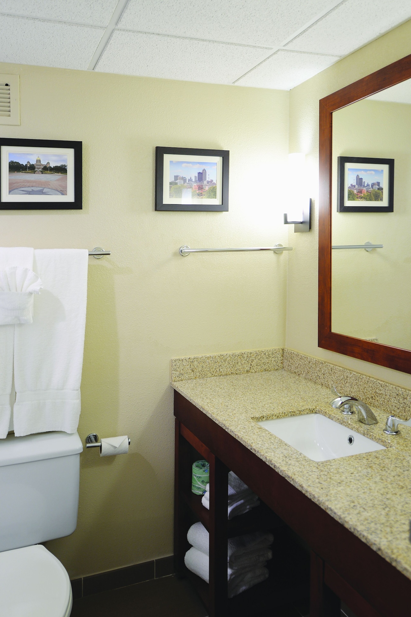 غرفة قياسية بسريرين كوين، Comfort Inn & Suites Event Center 9/10