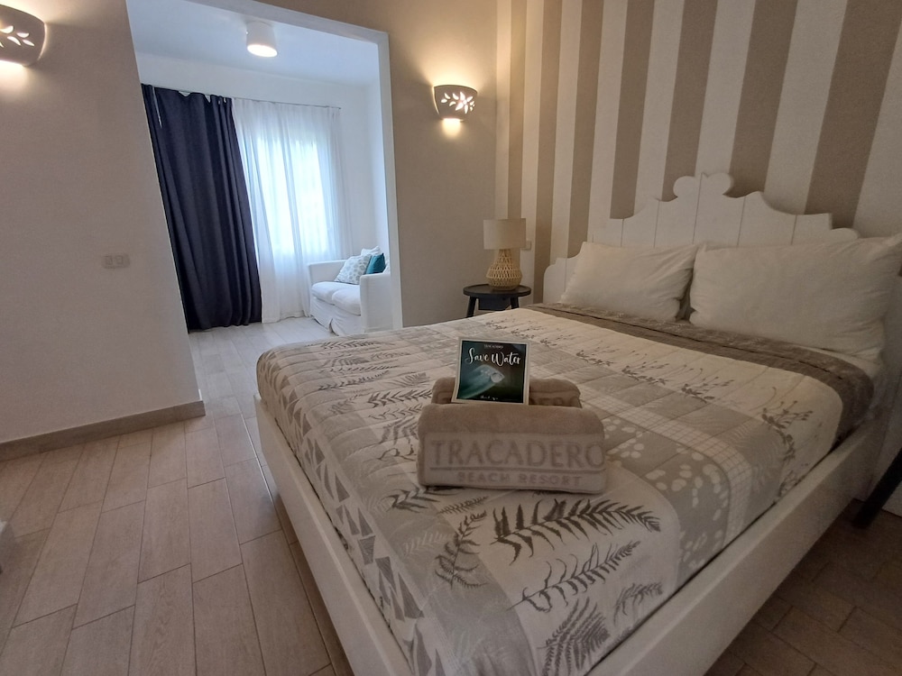 شقة ديلوكس بسرير مزدوج مع أريكة، Tracadero Beach Resort 2/3