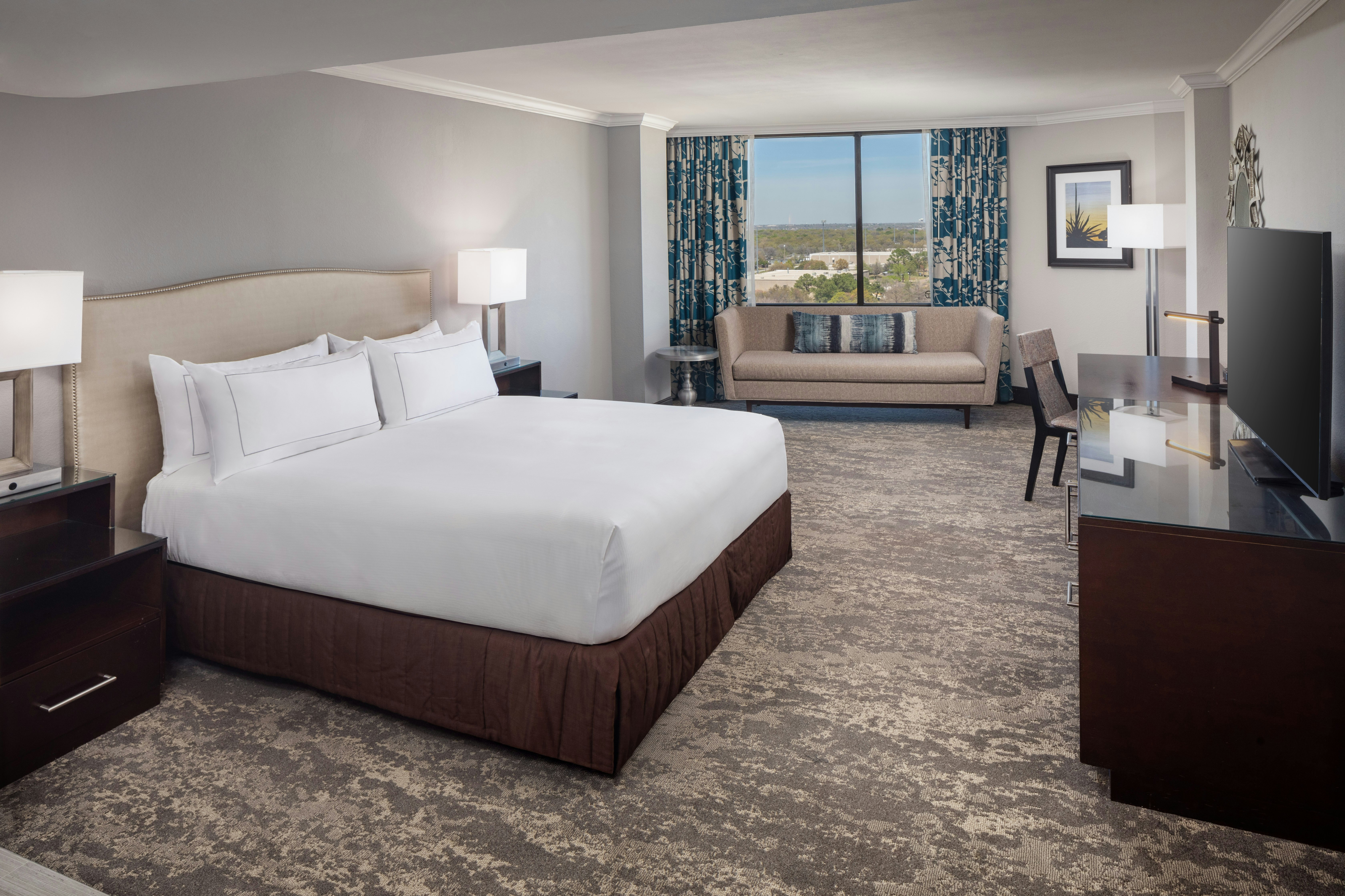DELUXE, KING BED