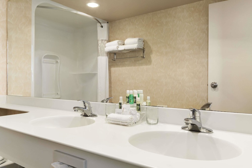 Travelodge By Wyndham Spruce Grove 11/50