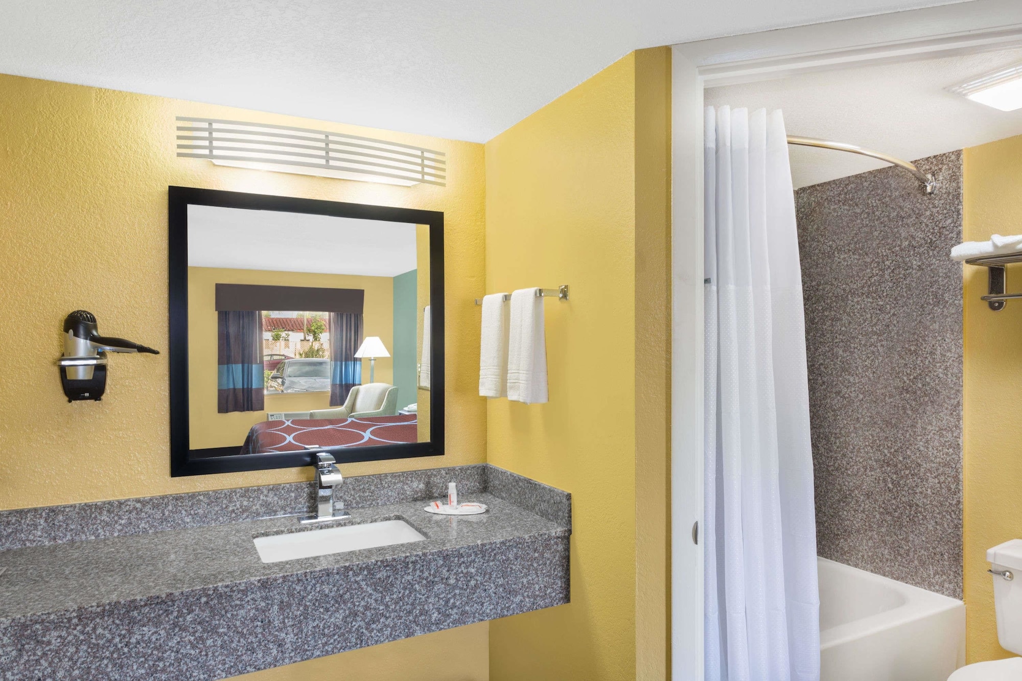 غرفة بسرير كوين لذوي الإعاقة، Super 8 By Wyndham Sarasota Near Siesta Key 3/4
