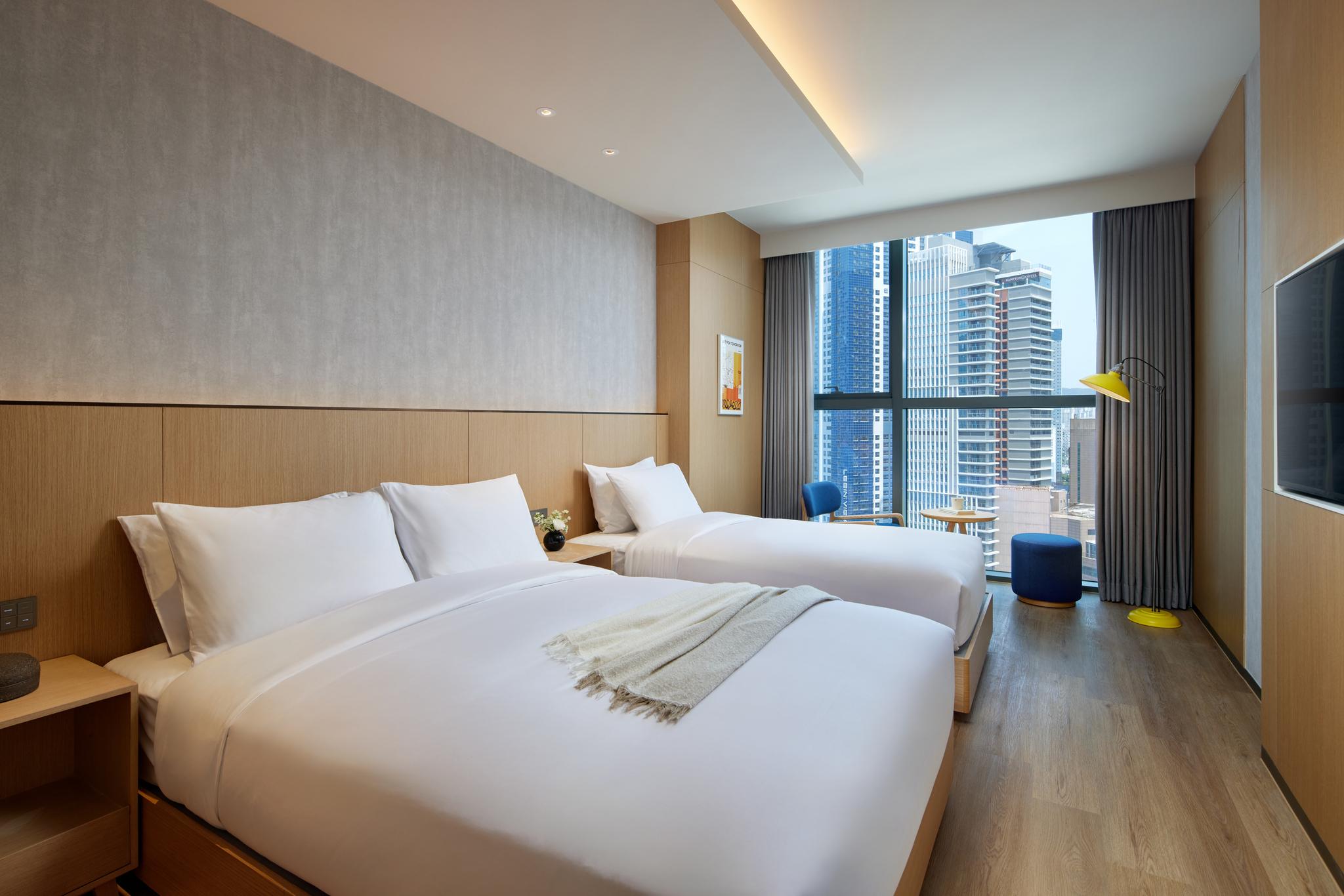 Superior, Family, 1 Queen and 1 Single Bed, Town View