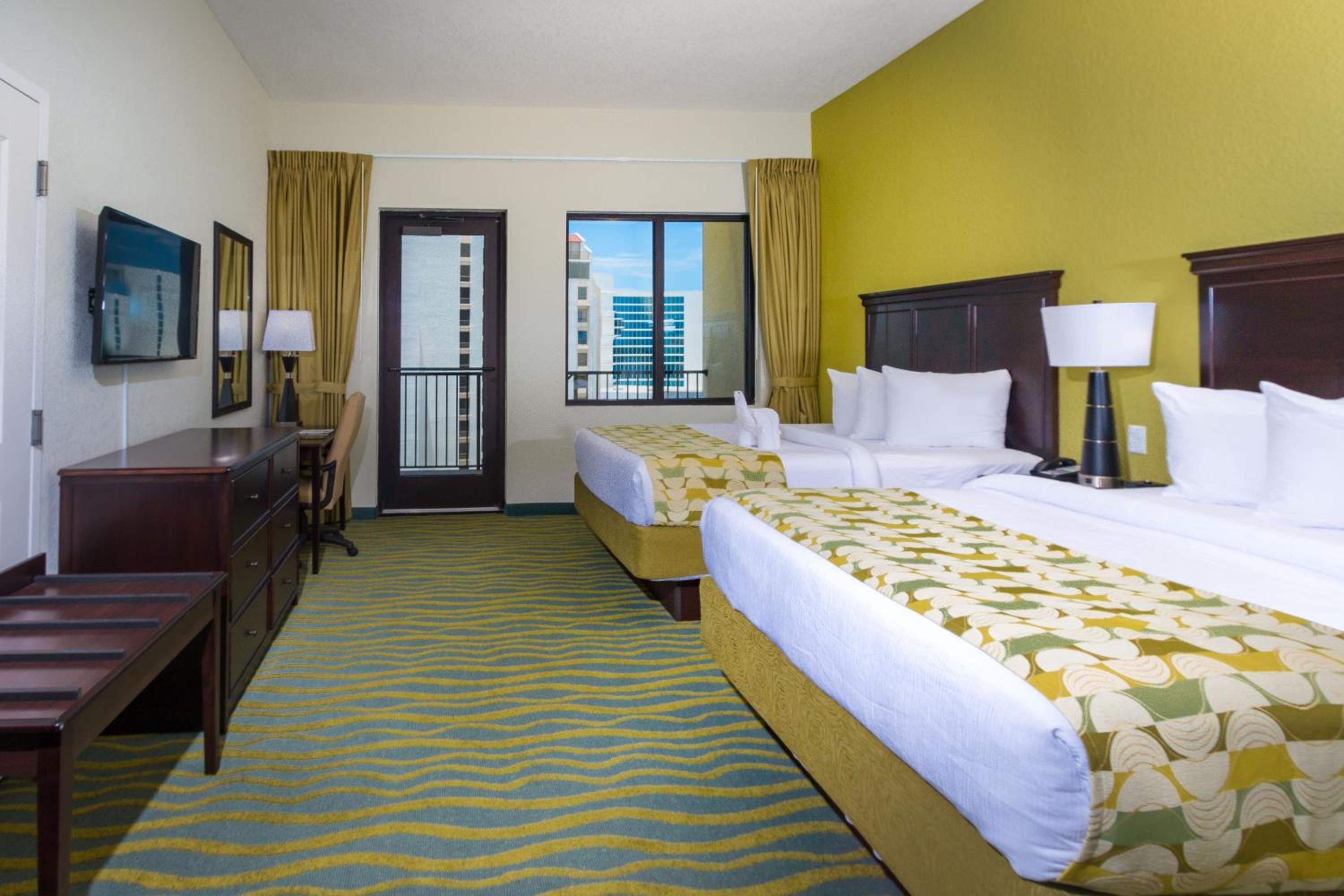 Room, 2 Queen Beds, City and Harbor View