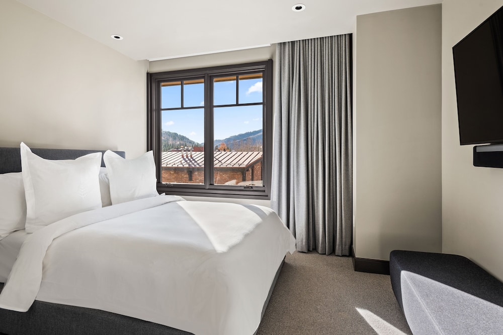 Woods 5 Bedrooms, Residence, 1 King and 6 Queen Beds
