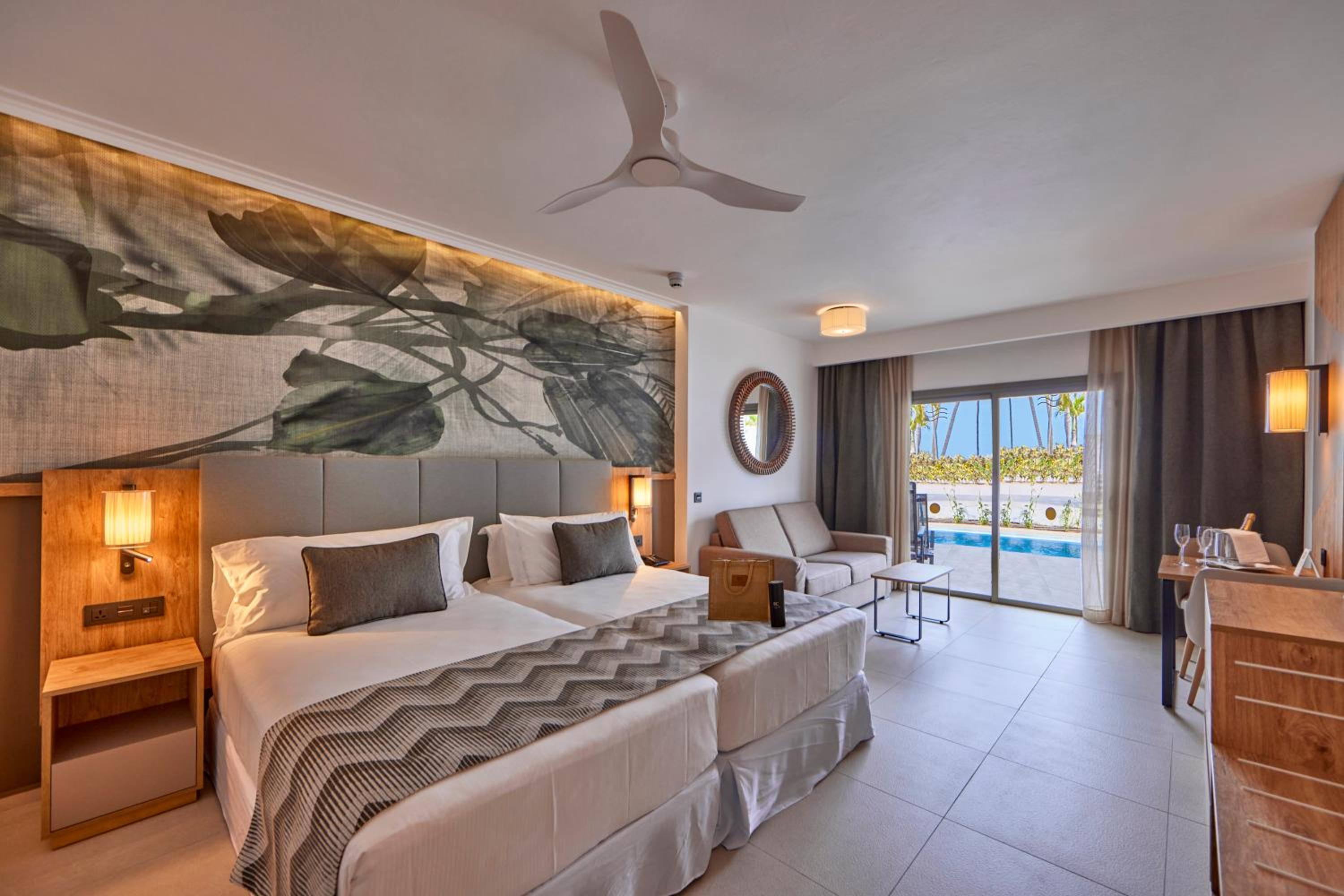 Elite, Swim Up, Club, Junior Suite, King Bed