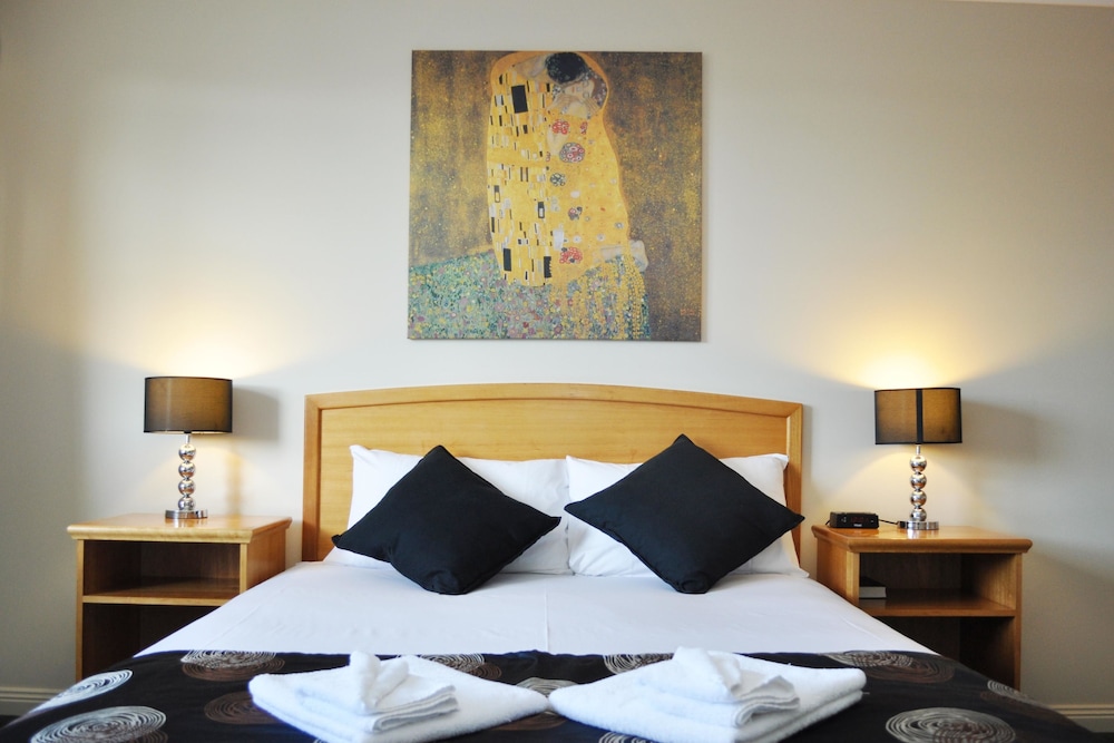 MEADOWBROOK HOTEL BRISBANE 8/40