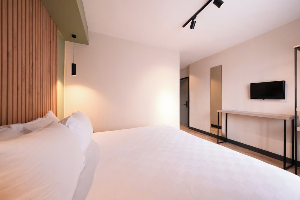 Leons Hotel 13/50