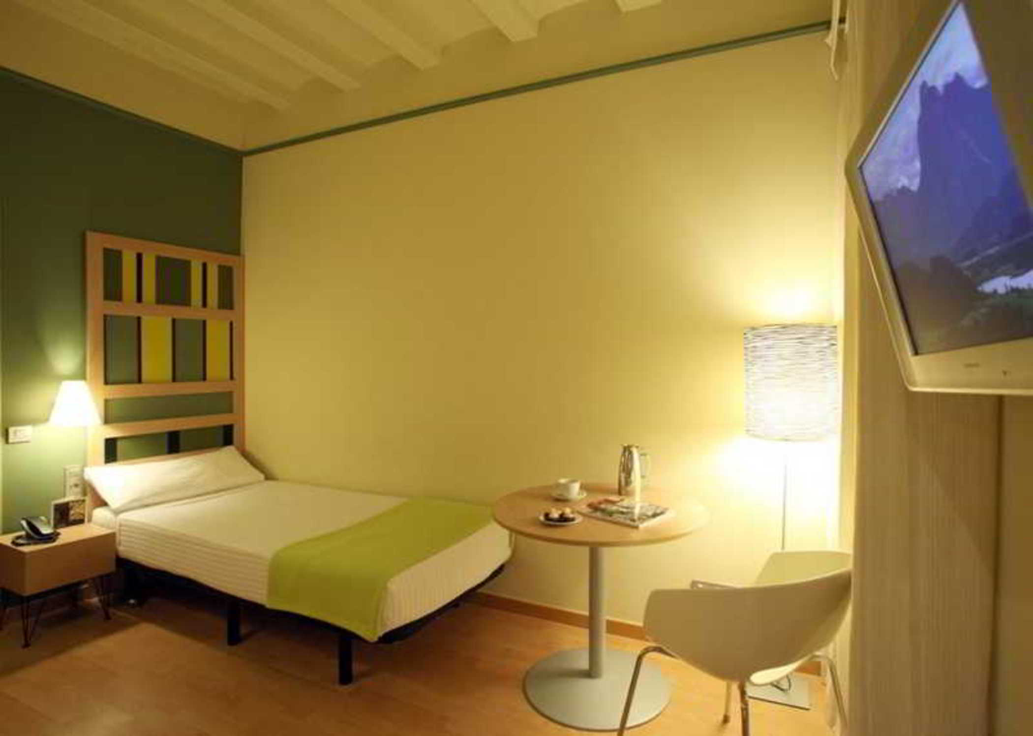 ROOM, SINGLE